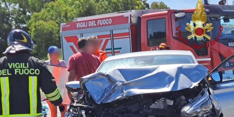 Grave incidente a Monastir, tre persone incastrate tra le lamiere