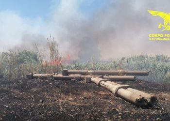 Incendi in Sardegna: a San Sperate entrano in azione anche il SuperPuma e un Canadair