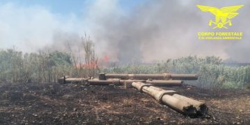 Incendi in Sardegna: a San Sperate entrano in azione anche il SuperPuma e un Canadair