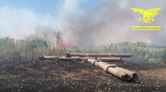 Incendi in Sardegna: a San Sperate entrano in azione anche il SuperPuma e un Canadair