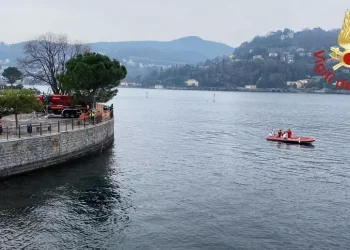 Auto cade nel lago di Como, grave una donna, un uomo disperso