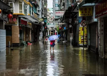 Giappone, allerta per due tifoni: evacuazioni in 13 prefetture