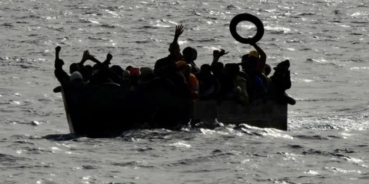 Barcone di migranti si ribalta al largo di Malta, 10 morti