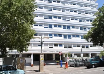 Crollo di una porzione di cornicione all’ospedale Santissima Annunziata