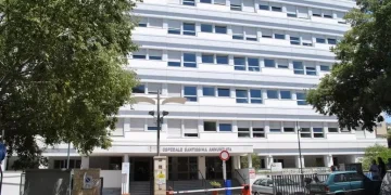 Crollo di una porzione di cornicione all’ospedale Santissima Annunziata