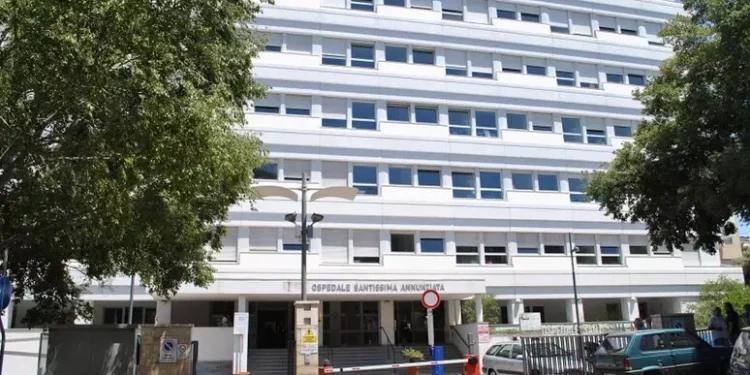 Crollo di una porzione di cornicione all’ospedale Santissima Annunziata