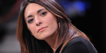 La vicepresidente del Parlamento UE Pina Picierno lascia il Pd, tolta dai cog***ni