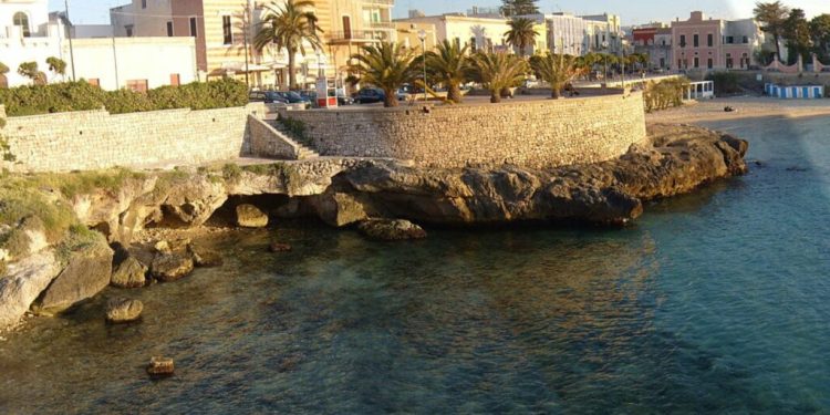 Si tuffa in mare dagli scogli in Salento ma l’acqua è troppo bassa: gravissimo un tedesco di 30 anni