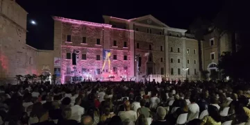 Piazza gremita a Oristano per il live di Daniele Silvestri