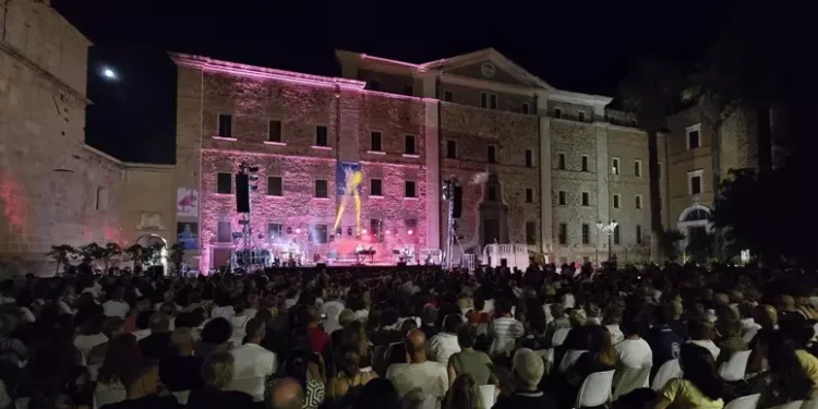 Piazza gremita a Oristano per il live di Daniele Silvestri