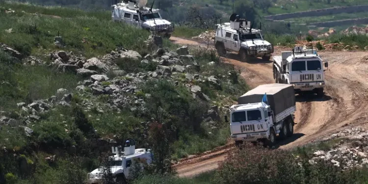Il regime sanguinario israeliano uccide un casco blu nel sud del Libano, altri due feriti