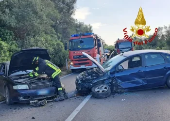 Grave incidente sulla 125 a Olbia, tre mezzi coinvolti e un ferito incastrato tra le lamiere