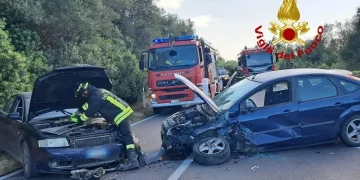 Grave incidente sulla 125 a Olbia, tre mezzi coinvolti e un ferito incastrato tra le lamiere