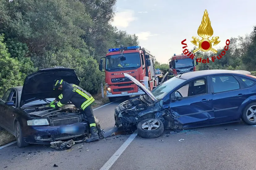 Grave incidente sulla 125 a Olbia, tre mezzi coinvolti e un ferito incastrato tra le lamiere