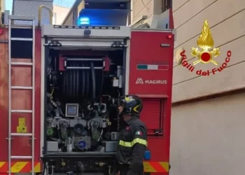 Fiamme e paura in una abitazione a Cagliari, due intossicati