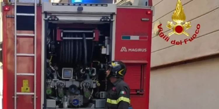 Fiamme e paura in una abitazione a Cagliari, due intossicati