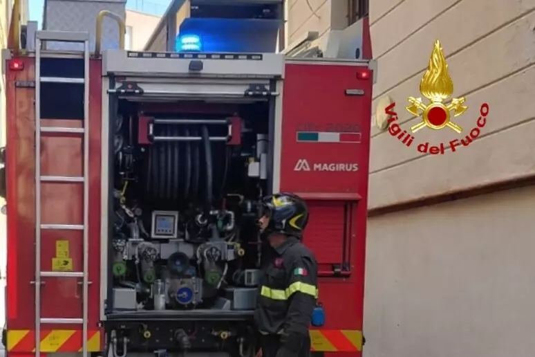 Fiamme e paura in una abitazione a Cagliari, due intossicati