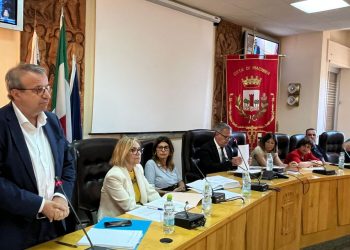 Tossilo, gli assessori Cani e Laconi in Consiglio a Macomer: “La priorità della Regione è chiudere il commissariamento”