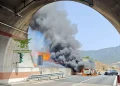 Scontro frontale tra auto, 14 persone coinvolte: un morto e 9 feriti gravi