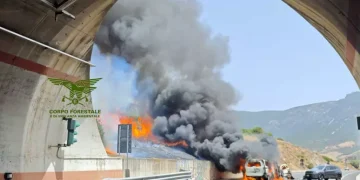 Scontro frontale tra auto, 14 persone coinvolte: un morto e 9 feriti gravi