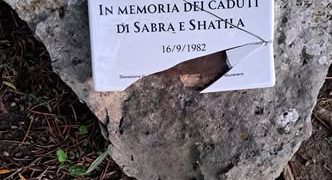 Cagliari: la memoria vandalizzata, danneggiata la targa che ricorda le vittime dell’eccidio di Sabra e Shatila