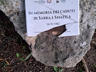 Cagliari: la memoria vandalizzata, danneggiata la targa che ricorda le vittime dell’eccidio di Sabra e Shatila