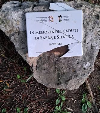 Cagliari: la memoria vandalizzata, danneggiata la targa che ricorda le vittime dell’eccidio di Sabra e Shatila