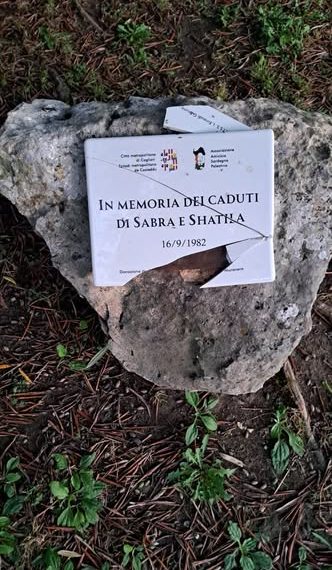 Cagliari: la memoria vandalizzata, danneggiata la targa che ricorda le vittime dell’eccidio di Sabra e Shatila