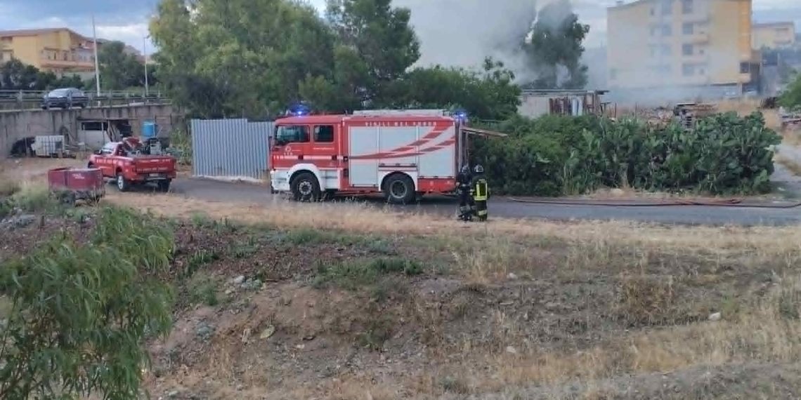 Paura a Sestu, in fiamma capanno con attrezzature: presenti i Vigili del Fuoco