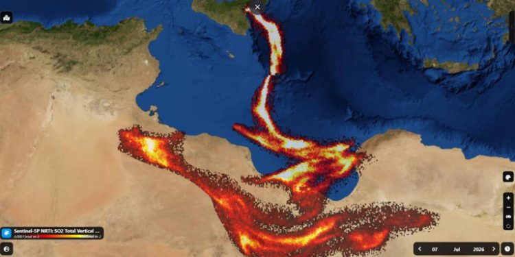 Etna, i gas dell’eruzione raggiungono il Nordafrica: le immagini