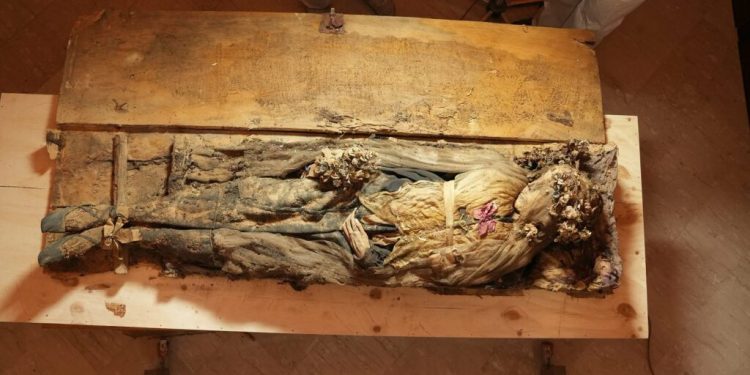 Ad Avellino torna alla luce mummia di una giovane donna dell’800
