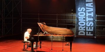 Tharros applaude Bollani: una serata tra virtuosismo, ironia e divertimento