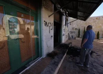Media, i coloni sionisti danno fuoco a due moschee in Cisgiordania
