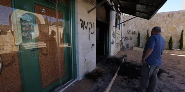 Media, i coloni sionisti danno fuoco a due moschee in Cisgiordania