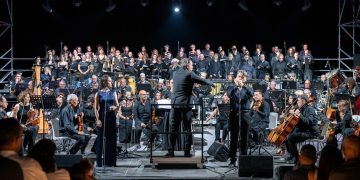 Sold out e lunga ovazione a Tharros per “Morricone dirige Morricone”
