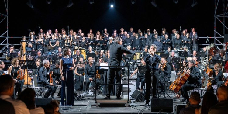 Sold out e lunga ovazione a Tharros per “Morricone dirige Morricone”
