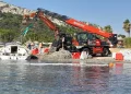 Rimossa dopo 4 mesi la barca a vela arenata sulla spiaggia del Poetto