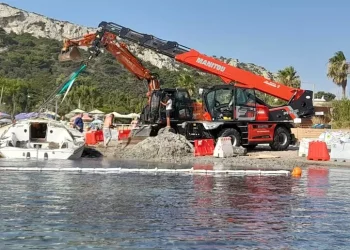 Rimossa dopo 4 mesi la barca a vela arenata sulla spiaggia del Poetto