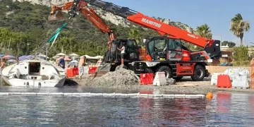 Rimossa dopo 4 mesi la barca a vela arenata sulla spiaggia del Poetto