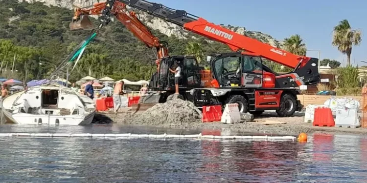 Rimossa dopo 4 mesi la barca a vela arenata sulla spiaggia del Poetto