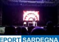 Maurizio Battista porta il suo spettacolo alla Fiera di Cagliari: in migliaia ridono a crepapelle