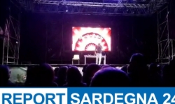 Maurizio Battista porta il suo spettacolo alla Fiera di Cagliari: in migliaia ridono a crepapelle