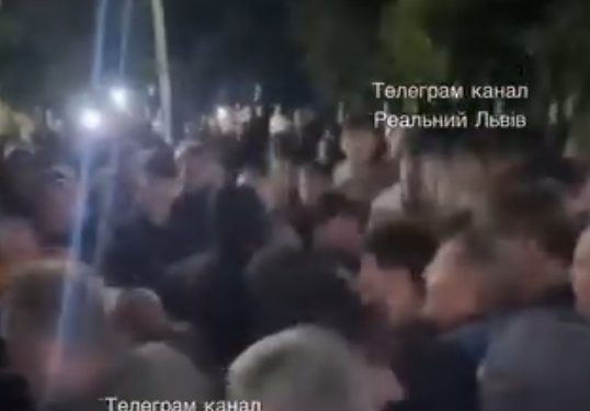 Leopoli, gli ucraini aggrediscono i reclutatori del regime di Kiev
