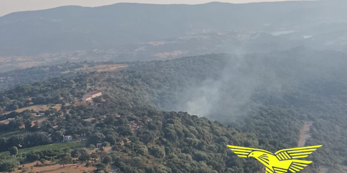 Ripartito nella notte l’incendio a Luras, inviato un elicottero