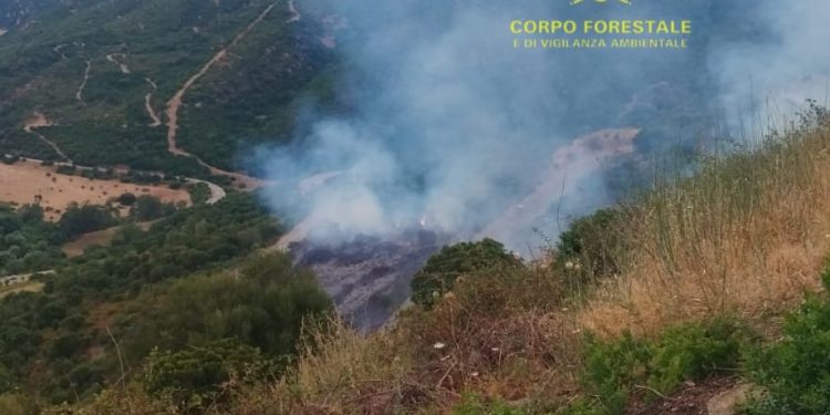 Fiamme a Goni, in azione un elicottero