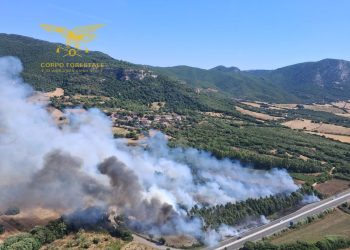 Vasto incendio a Carbonia, in azione l’elicottero del Corpo Forestale