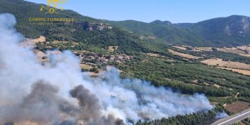 Vasto incendio a Carbonia, in azione l’elicottero del Corpo Forestale