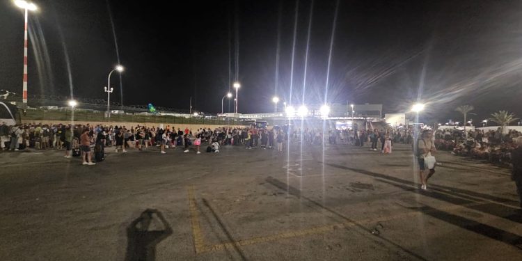 Volo Cagliari-Catania dirottato su Palermo, il racconto di un passeggero: “Ore di attesa, caos e nessuna organizzazione”