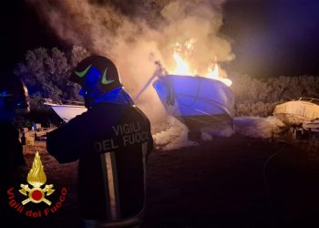 Imbarcazione prende fuoco ad Arzachena: intervento dei Vigili del Fuoco