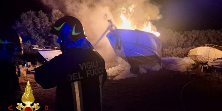 Imbarcazione prende fuoco ad Arzachena: intervento dei Vigili del Fuoco